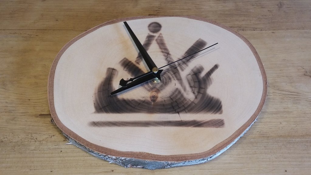 Uhr Holzscheibe Birke Tischler-Emblem Größe ca. 19 x 25 cm